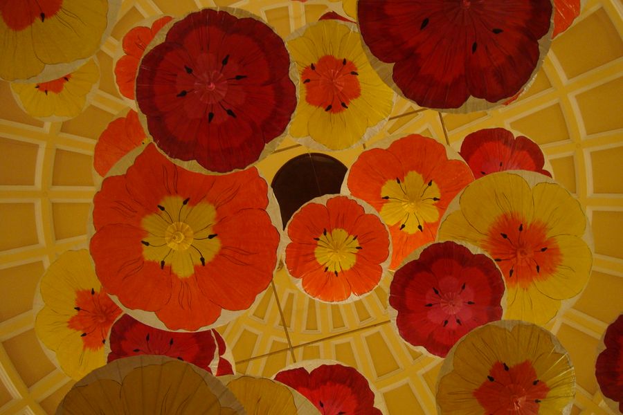 Parapluies décoratifs rouge et jaune vus du dessous