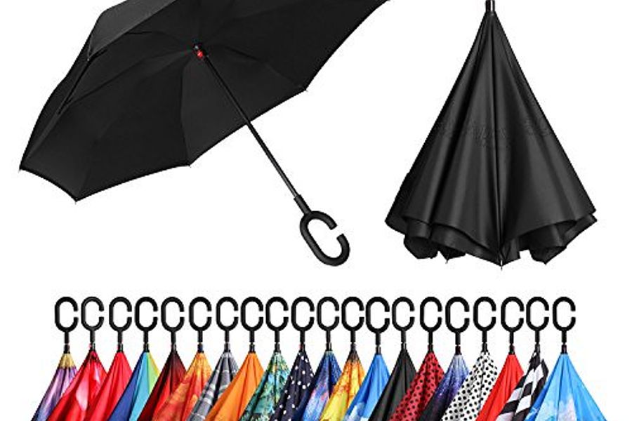 Passants avec parapluies devant Zara New York